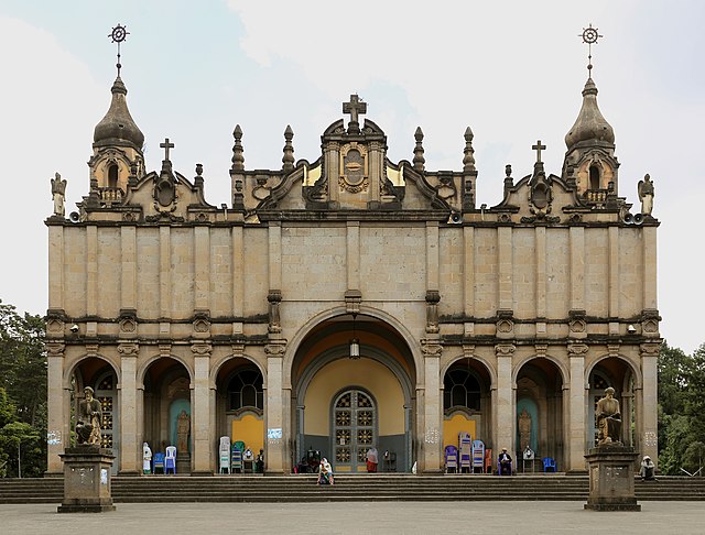 640px-Addis_abeba,_chiesa_della_trinità,_esterno_02